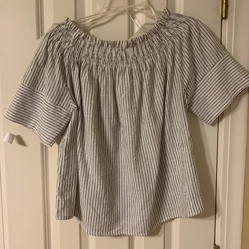 Off the shoulder, linen blouse! Size M
